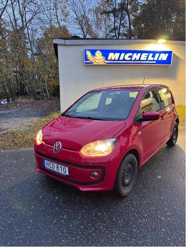 Röd Begagnad 2016 VW up! high up! Halvkombi | 82 000 kr (Marknadspris) - Bild 1/4