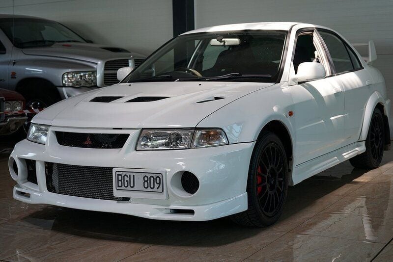 Vit Begagnad 1999 Mitsubishi Lancer Sedan | 299 500 kr - Bild 1/4
