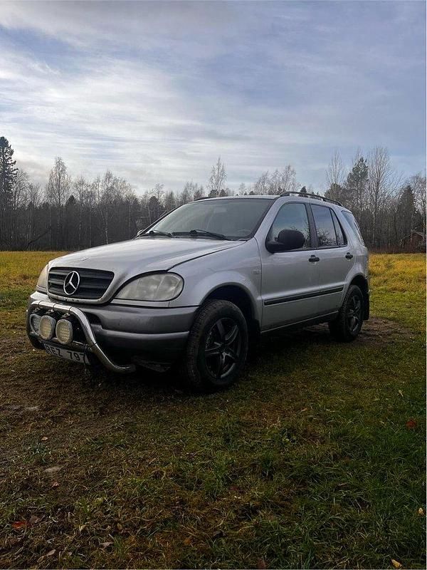 Grå Begagnad 2000 Mercedes ML320 SUV | 35 000 kr - Bild 1/4