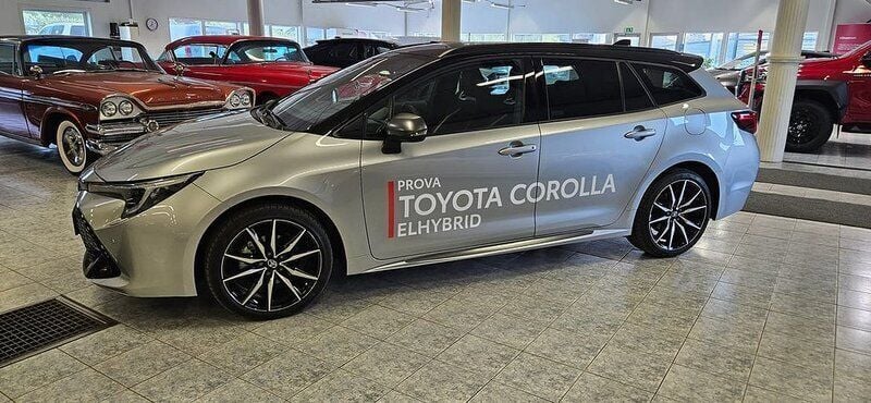 Silver Ny 2024 Toyota Corolla Sport Kombi | 379 900 kr (Lite dyr) - Bild 1/4