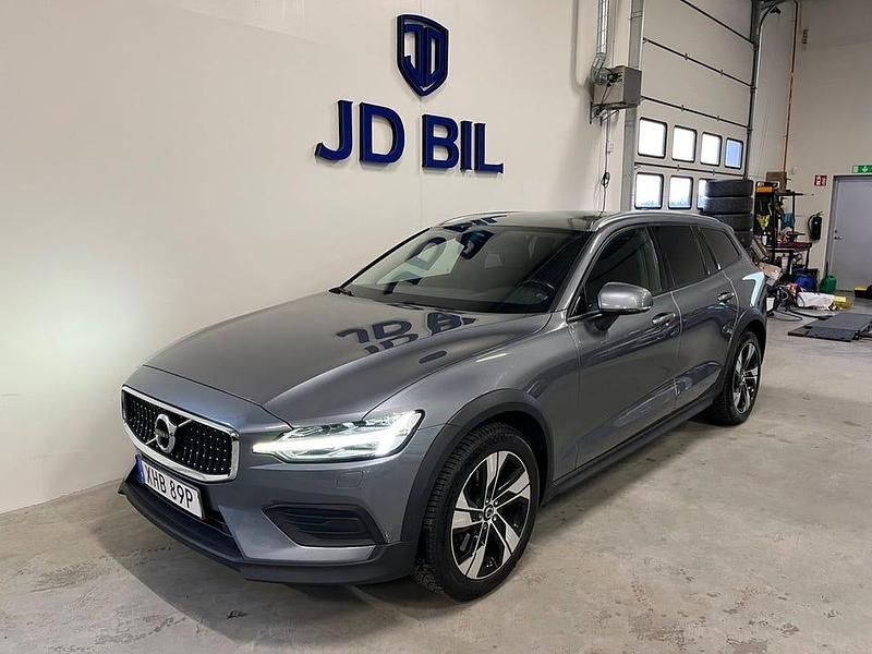 Grå Begagnad 2019 Volvo V60 CC Kombi | 259 000 kr (Marknadspris) - Bild 1/4