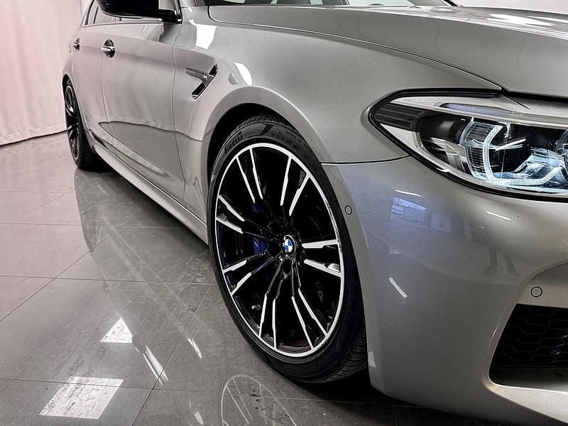Begagnad BMW M5 Comfort Edition 600 HK (441 kW) 2018 Donington grå metallic. Sedan