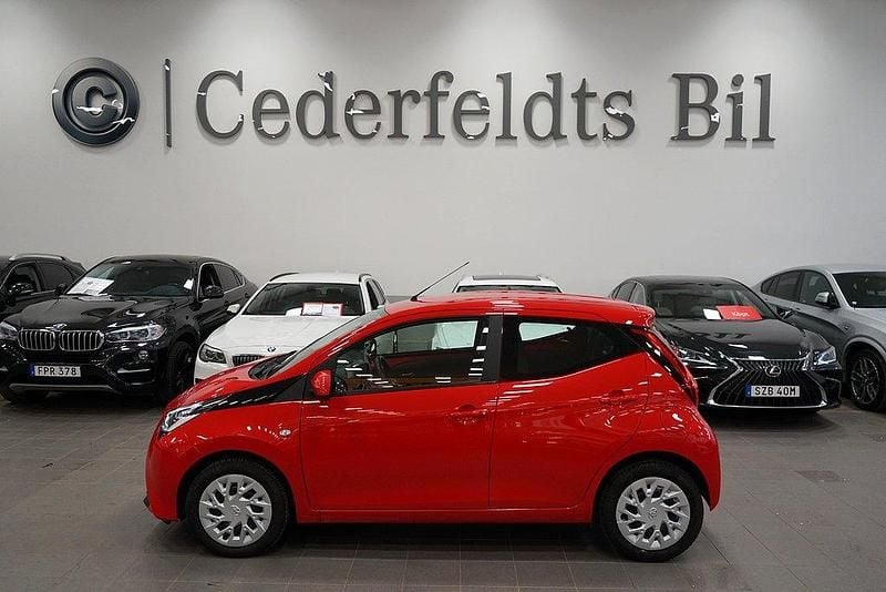 Röd Begagnad 2020 Toyota Aygo X-play Halvkombi | 134 800 kr (Marknadspris) - Bild 1/3