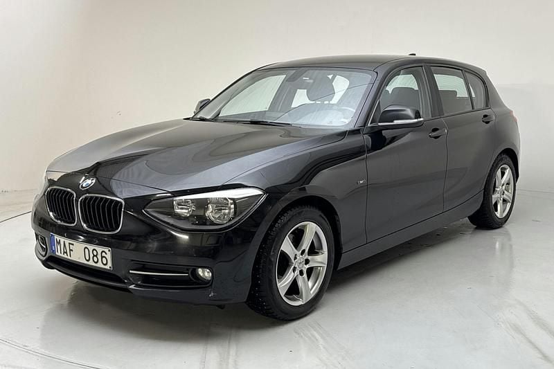 Svart Begagnad 2012 BMW 118 Sport Line Halvkombi | 88 000 kr (Superpris) - Bild 1/4