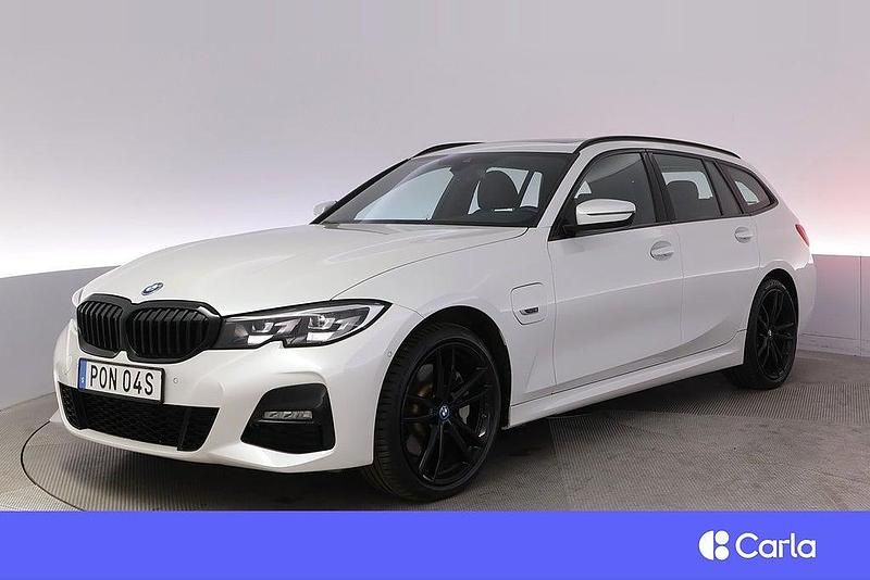 Vit Begagnad 2022 BMW 330e M Sport Kombi | 353 900 kr (Marknadspris) - Bild 1/4