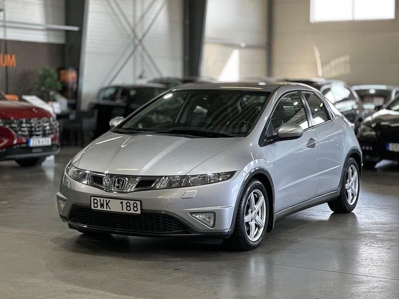 Silver Begagnad 2010 Honda Civic Sport Halvkombi | 89 900 kr (Marknadspris) - Bild 1/4