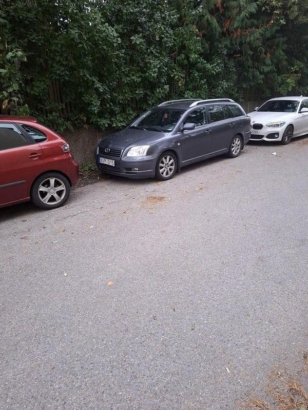 Grå Begagnad 2006 Toyota Avensis Kombi | 24 000 kr (Marknadspris) - Bild 1/4