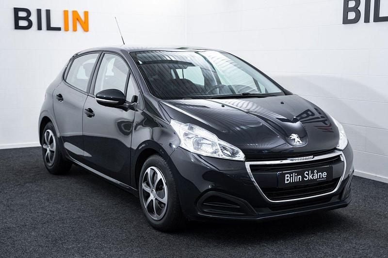 Mörkgrå (grå) Begagnad 2016 Peugeot 208 Halvkombi | 74 900 kr (Marknadspris) - Bild 1/4
