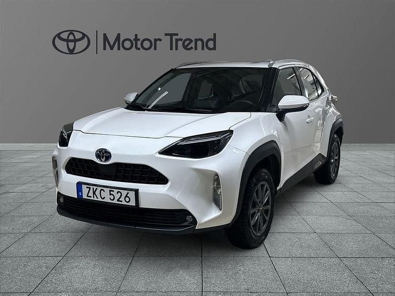 Vit Begagnad 2022 Toyota Yaris Hybrid Active | 249 000 kr (Marknadspris) - Bild 1/4