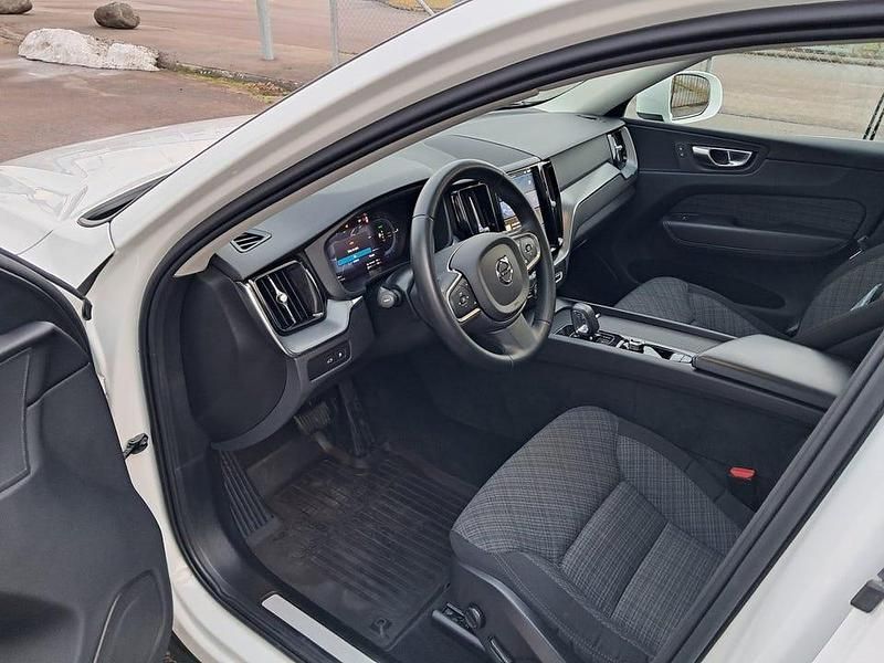 Begagnad Volvo XC60 Core 253 HK (186 kW) 2023 Kristallvit metallic SUV