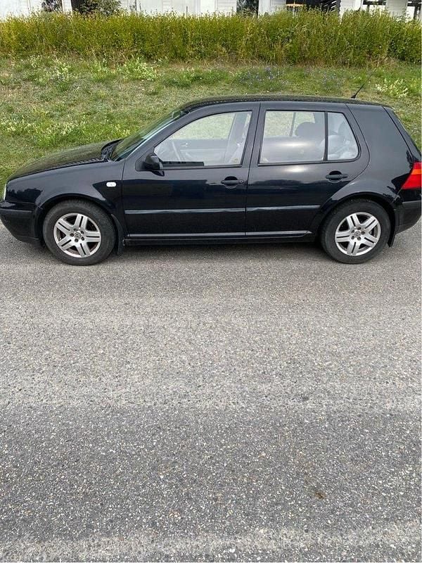 Svart Begagnad 2000 VW Golf IV Halvkombi | 20 000 kr (Superpris) - Bild 1/4
