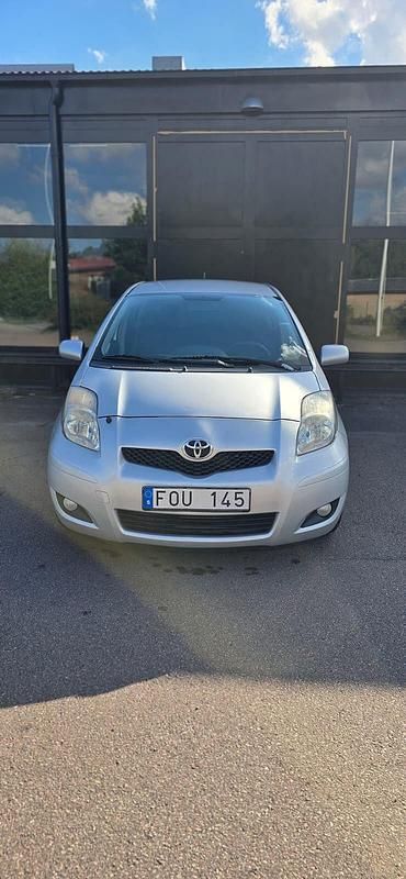 Silver Begagnad 2010 Toyota Yaris Halvkombi | 19 900 kr (Bra pris) - Bild 1/4