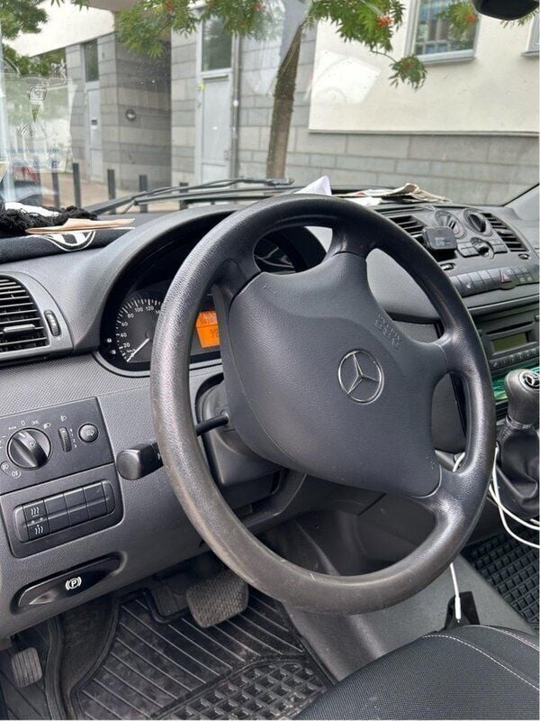 Silver Begagnad 2012 Mercedes Vito Minibuss | 69 000 kr (Marknadspris) - Bild 1/4