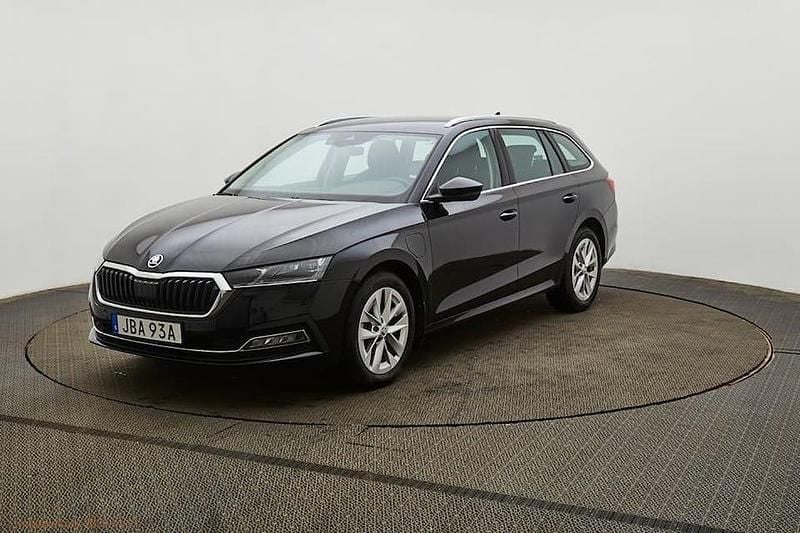 Svart Begagnad 2024 Skoda Octavia Style Kombi | 309 500 kr (Marknadspris) - Bild 1/4