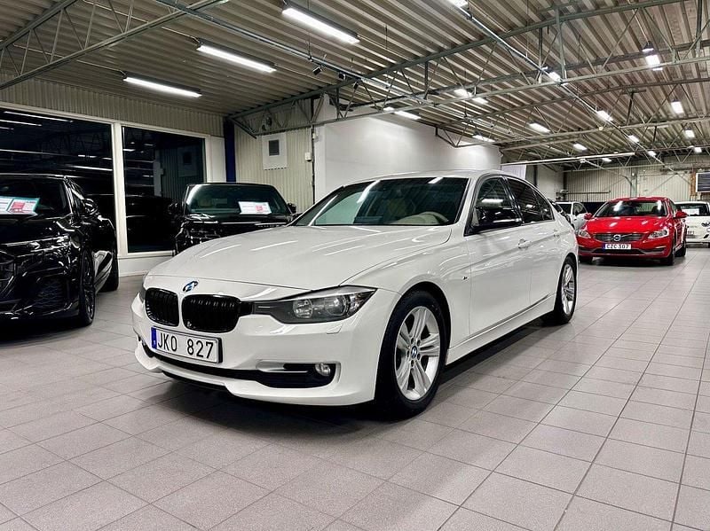 Vit Begagnad 2012 BMW 320 Sedan | 119 800 kr (Marknadspris) - Bild 1/4
