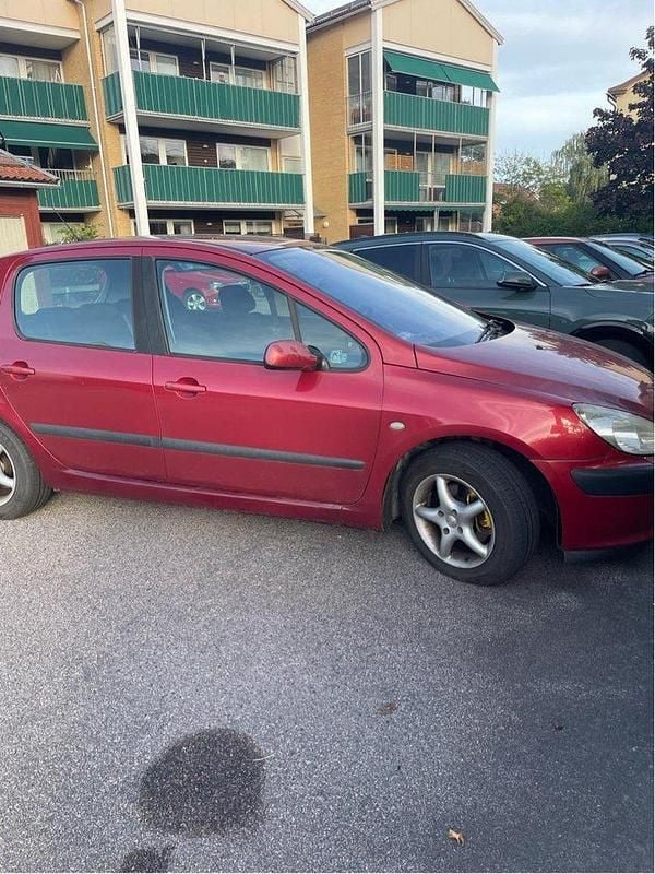 Röd Begagnad 2003 Peugeot 307 Halvkombi | 12 500 kr (Bra pris) - Bild 1/4