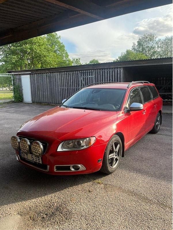 Röd Begagnad 2012 Volvo V70 R-Design Kombi | 100 000 kr (Marknadspris) - Bild 1/4