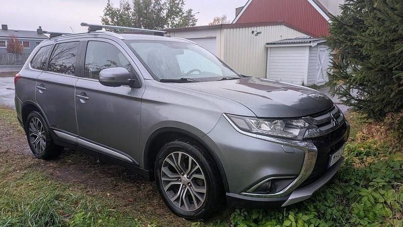 Grå Begagnad 2016 Mitsubishi Outlander SUV | 125 000 kr (Marknadspris) - Bild 1/4