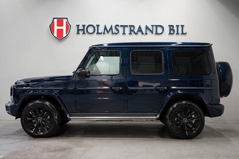 Mörkblå (blå) Begagnad 2023 Mercedes G500 Exclusive SUV | 1 699 900 kr - Bild 1/4