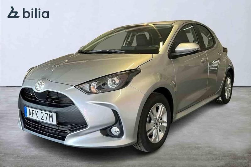 Silver Begagnad 2025 Toyota Yaris Hybrid Halvkombi | 244 900 kr - Bild 1/1