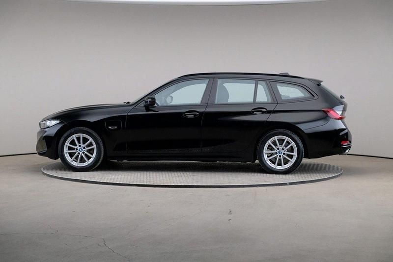 Begagnad BMW 330e 292 HK (214 kW) 2022 Svart (black (solid)) Kombi
