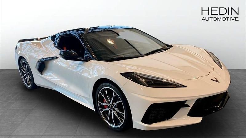 Vit (white) Begagnad 2024 Chevrolet Corvette Stingray Cab | 1 531 440 kr - Bild 1/4