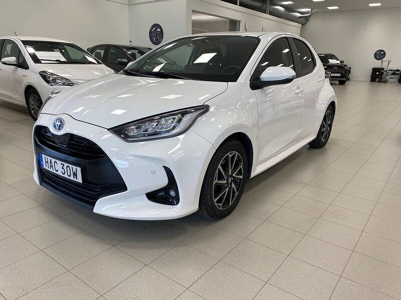 Vit Begagnad 2022 Toyota Yaris Hybrid Active Halvkombi | 219 900 kr (Lite dyr) - Bild 1/4