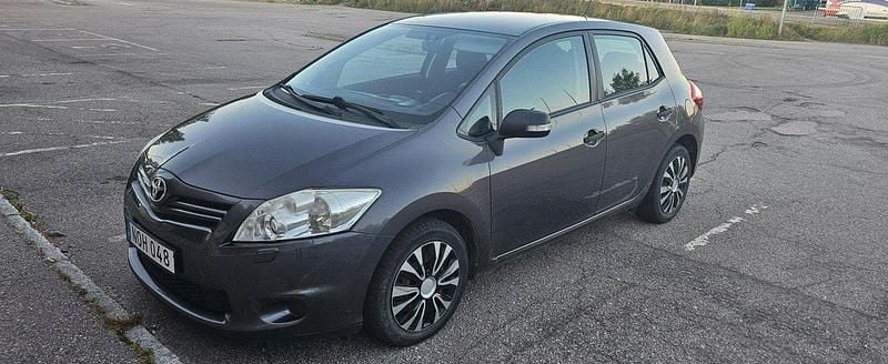 Grå Begagnad 2011 Toyota Auris Halvkombi | 69 900 kr (Marknadspris) - Bild 1/4