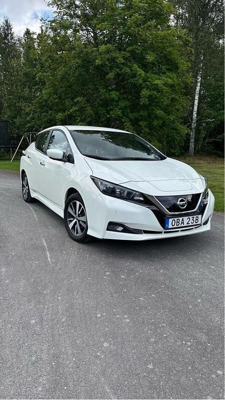 Vit Begagnad 2022 Nissan Leaf Halvkombi | 165 000 kr (Bra pris) - Bild 1/4