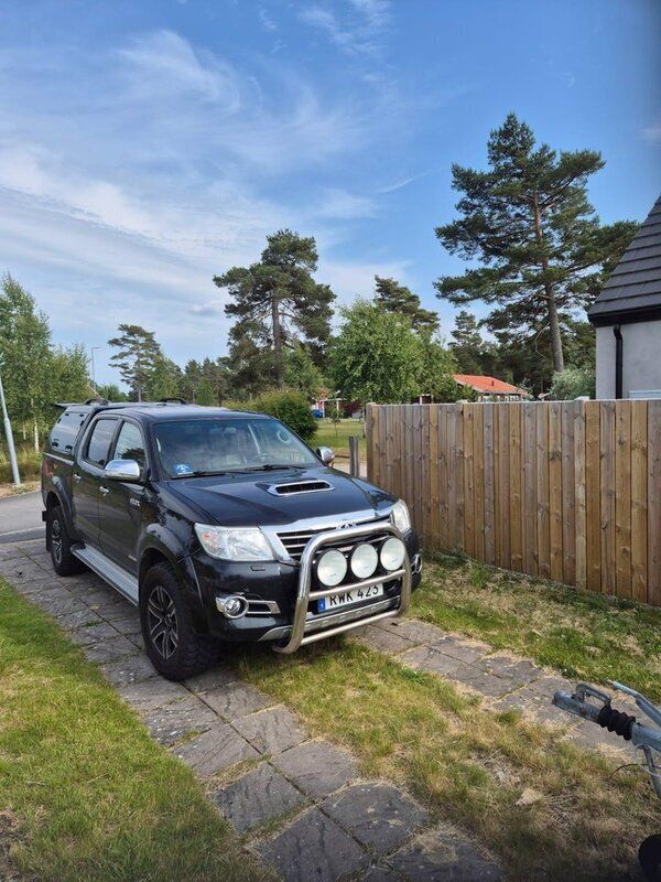 Svart Begagnad 2014 Toyota HiLux Pickup | 190 000 kr (Superpris) - Bild 1/4