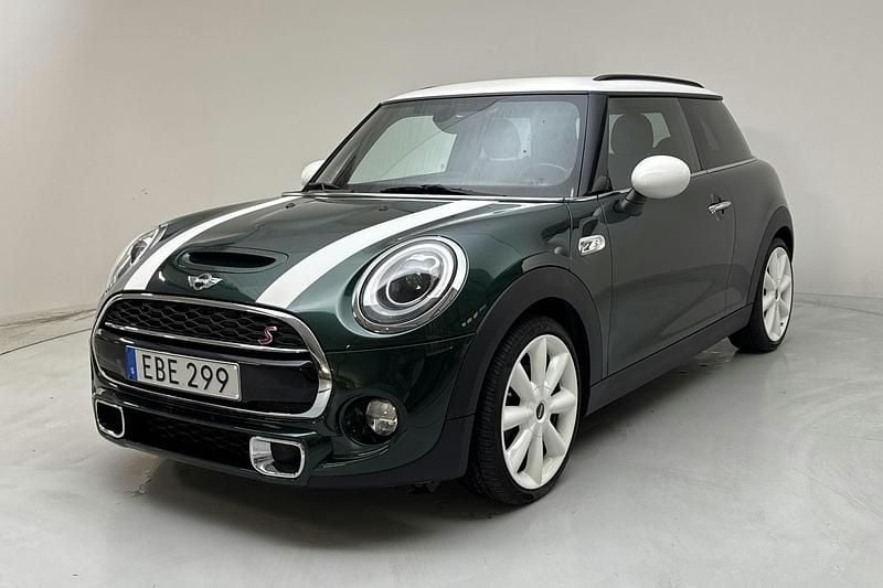 Grön Begagnad 2018 Mini Cooper S Chili Halvkombi | 178 000 kr (Marknadspris) - Bild 1/4