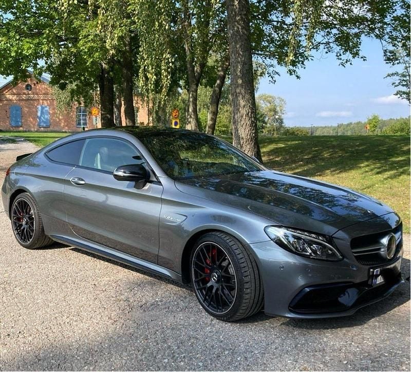 Grå Begagnad 2018 Mercedes C63S AMG AMG Sportkupé | 640 000 kr (Marknadspris) - Bild 1/4