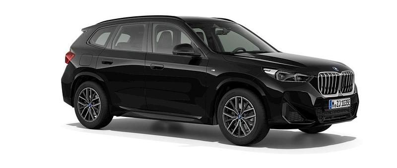 Svart (black sapphire metallic) Ny 2025 BMW X1 Comfort Edition SUV | 661 000 kr - Bild 1/4