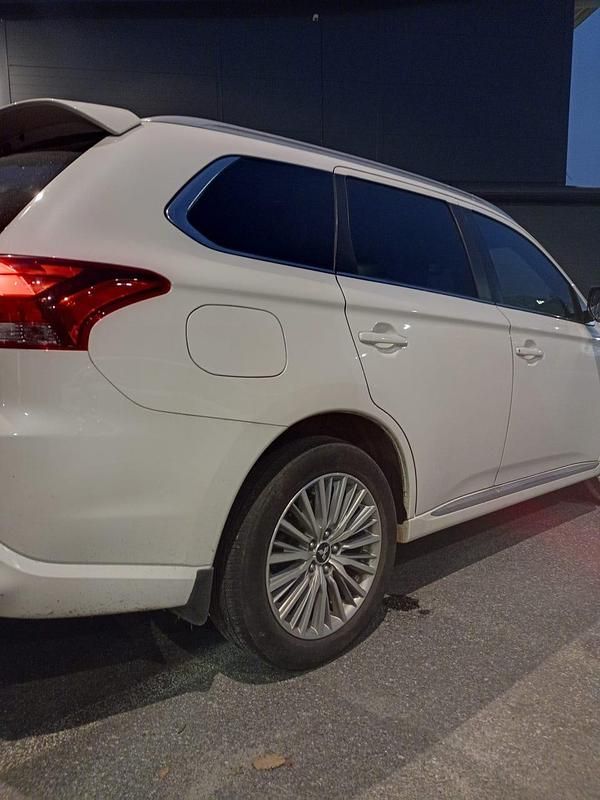 Begagnad Mitsubishi Outlander 224 HK (164 kW) 2019 Metallic SUV