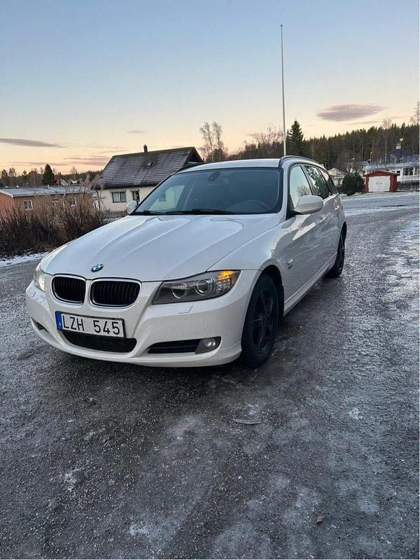 Vit Begagnad 2012 BMW 320 Comfort Edition Kombi | 69 000 kr (Superpris) - Bild 1/4
