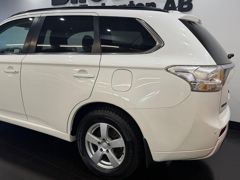 Begagnad Mitsubishi Outlander P-HEV 121 HK (88 kW) 2014 Vit SUV