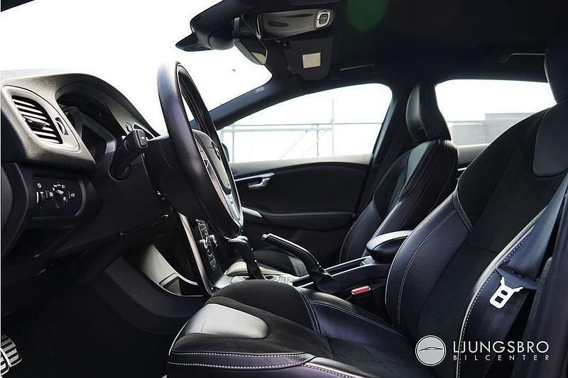 Begagnad Volvo V40 R-Design 153 HK (112 kW) 2018 Svart Kombi