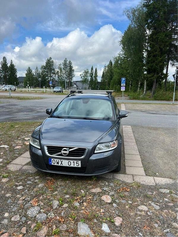 Grå Begagnad 2011 Volvo V50 Kinetic Kombi | 50 000 kr (Marknadspris) - Bild 1/3