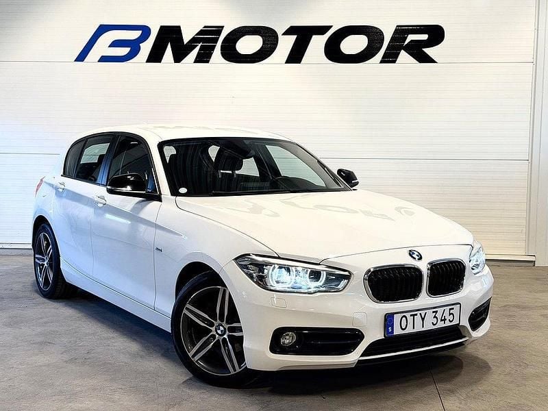 Vit Begagnad 2015 BMW 116 Sport Line Halvkombi | 129 900 kr (Marknadspris) - Bild 1/4