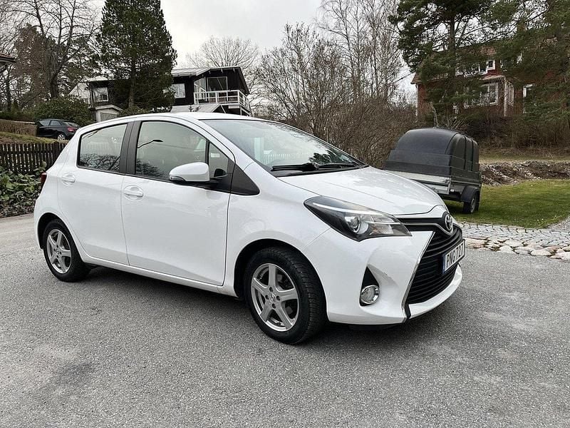 Vit Begagnad 2014 Toyota Yaris Active Halvkombi | 73 000 kr (Bra pris) - Bild 1/4