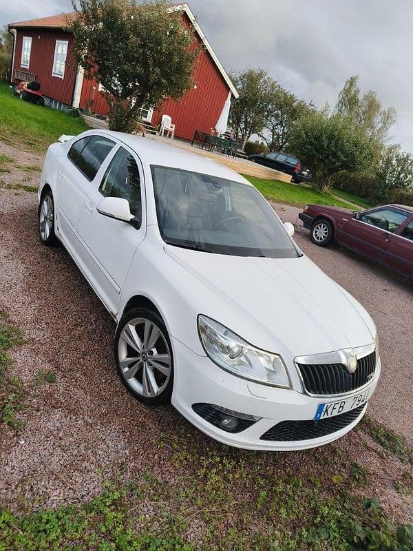 Vit Begagnad 2010 Skoda Octavia Halvkombi | 55 000 kr (Superpris) - Bild 1/4