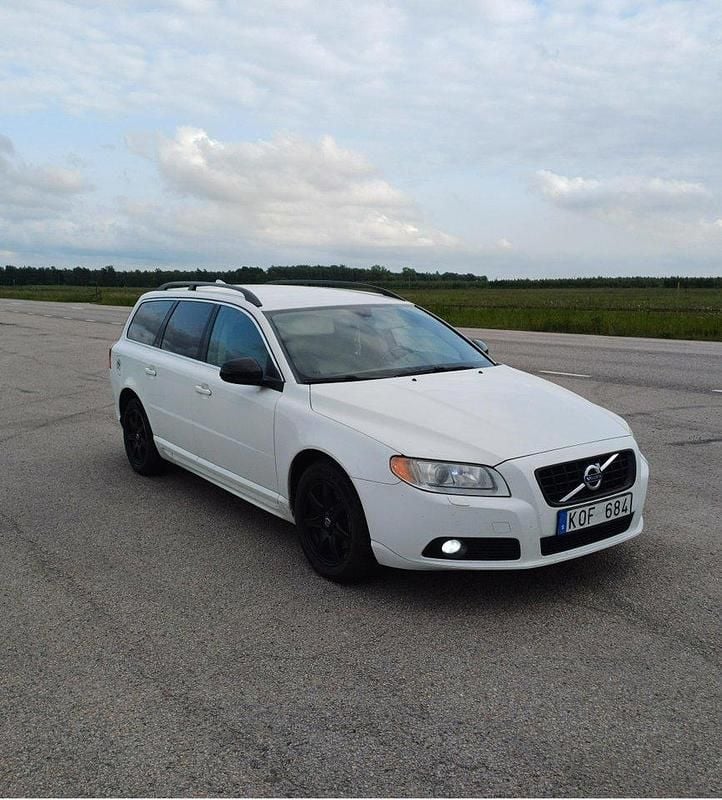 Vit Begagnad 2010 Volvo V70 Momentum Kombi | 57 000 kr (Superpris) - Bild 1/4
