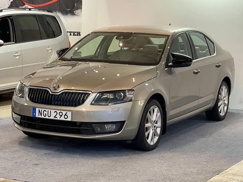 Ljusbrun Begagnad 2013 Skoda Octavia Business Line Halvkombi | 119 900 kr (Marknadspris) - Bild 1/4