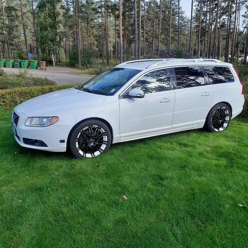 Vit Begagnad 2011 Volvo V70 Summum Kombi | 36 000 kr - Bild 1/4