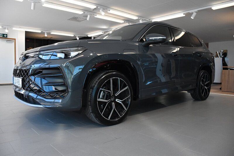 Grå Ny 2025 VW Tayron R-line Edition SUV | 720 400 kr (Marknadspris) - Bild 1/3