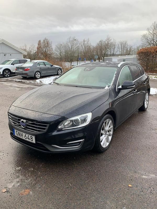 Begagnad 2015 Volvo V60 Summum Kombi | 114 000 kr - Bild 1/4