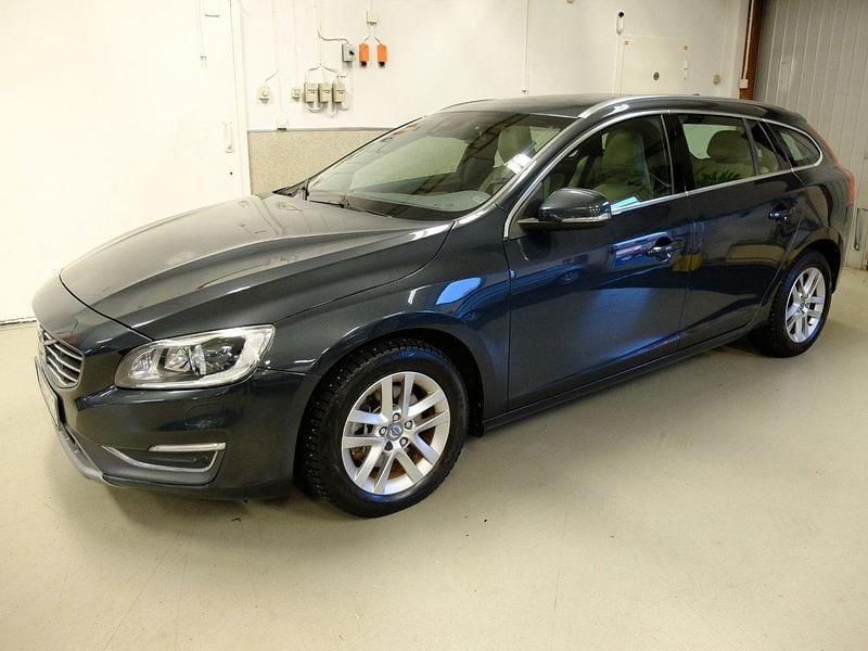 Grå Begagnad 2013 Volvo V60 Summum Kombi | 124 000 kr (Lite dyr) - Bild 1/4