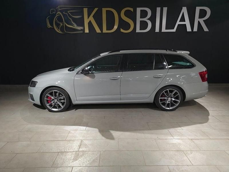 Mörkgrå Begagnad 2015 Skoda Octavia RS Kombi | 139 500 kr (Marknadspris) - Bild 1/4