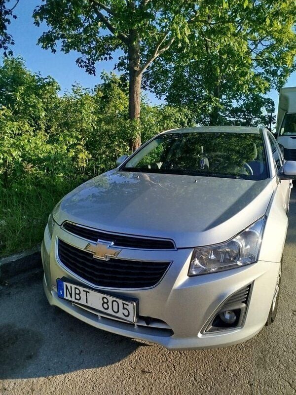 Grå Begagnad 2013 Chevrolet Cruze Halvkombi | 27 000 kr (Bra pris) - Bild 1/4
