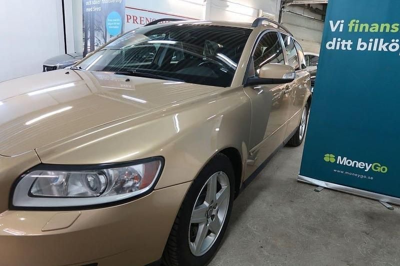 Begagnad Volvo V50 Kinetic 141 HK (103 kW) 2008 Ljusbrun (brun) Kombi